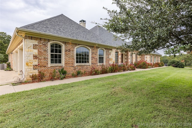 view of front of house featuring a front yard and a garage