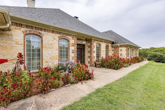 view of front of house with a front yard