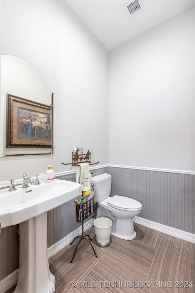 bathroom featuring toilet