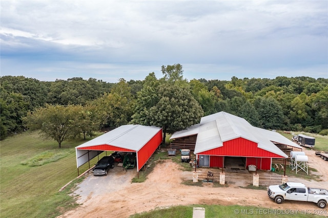 birds eye view of property featuring a forest view