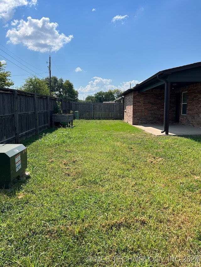 view of yard featuring a patio