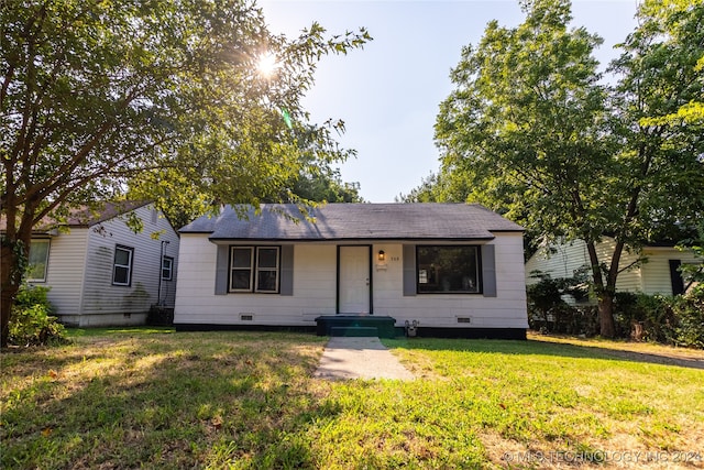 view of front of property featuring a front yard