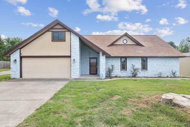 view of front of house featuring a front lawn and a garage