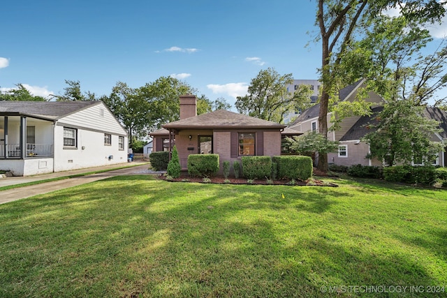 view of front of property with a front yard