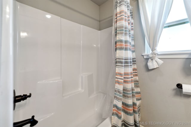 bathroom featuring shower / bathtub combination with curtain