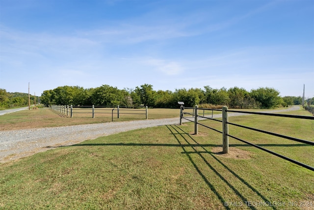 view of yard featuring a rural view