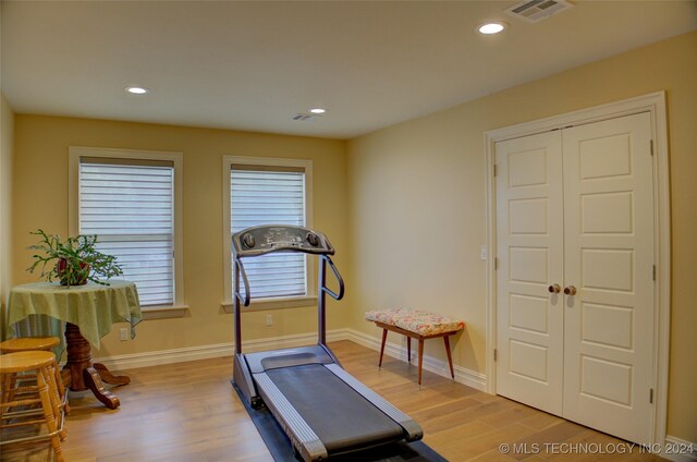 exercise area with light hardwood / wood-style flooring