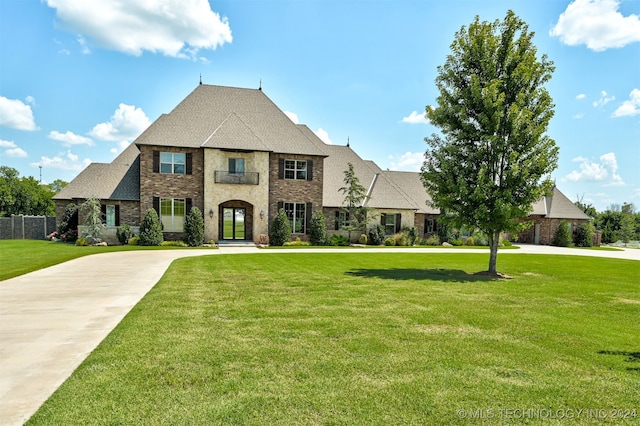 view of front facade featuring a front yard