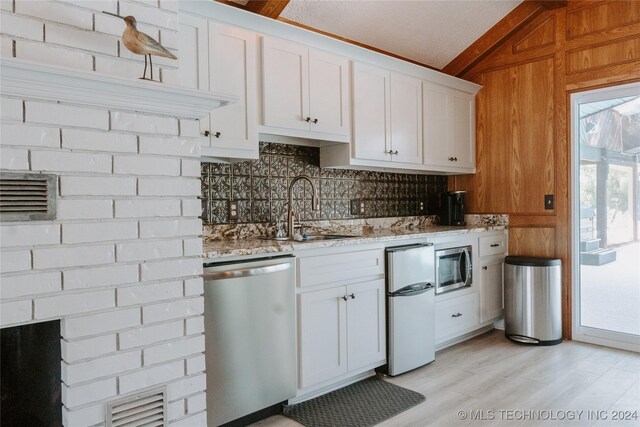4100 N 430th Rd, Locust Grove, OK 74352 - kitchen with stainless steel appliances, a sink, lofted ceiling, tasteful backsplash, and white cabinets