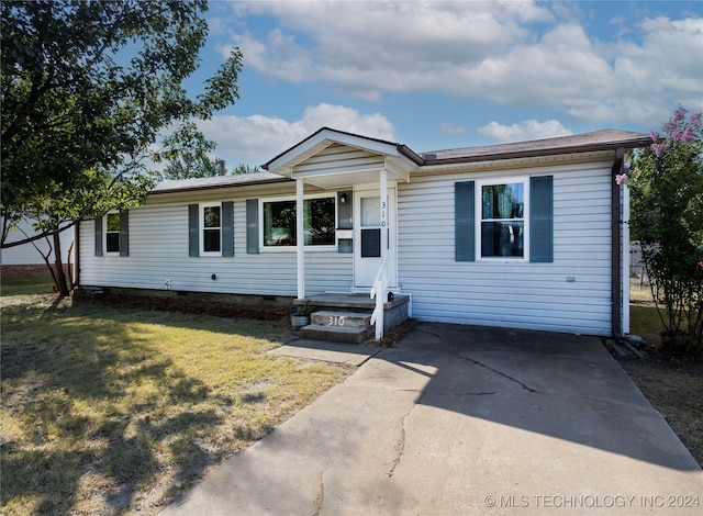 view of front of home with a front yard