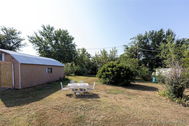 view of yard with a shed