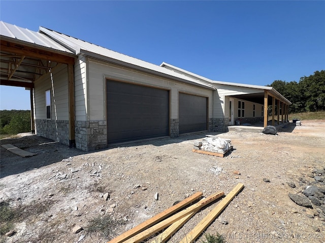 view of front of property featuring a garage