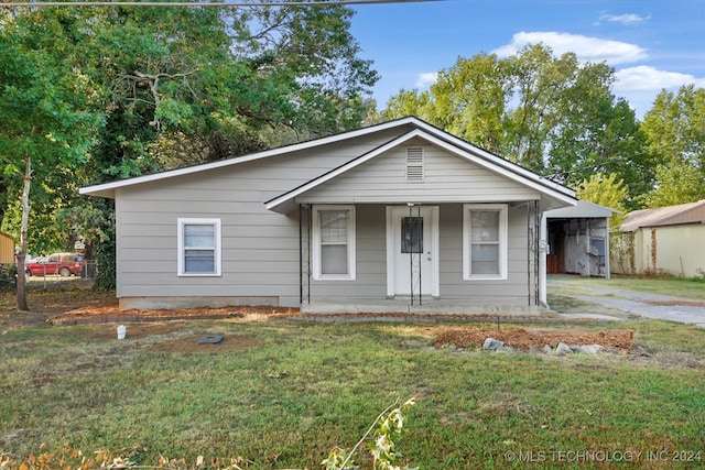 view of front facade featuring a front yard and a porch