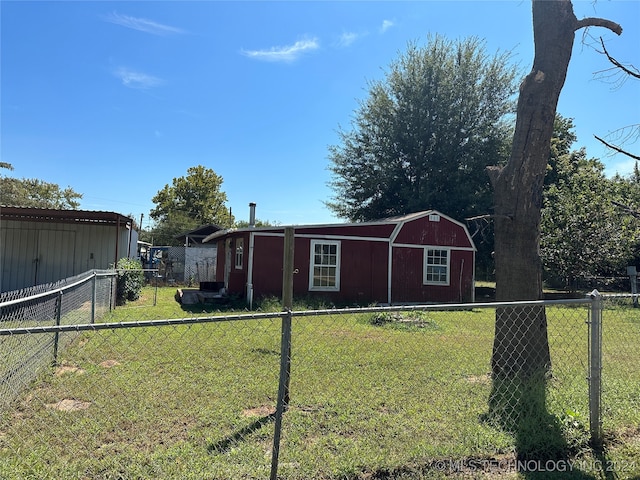 view of yard featuring a shed