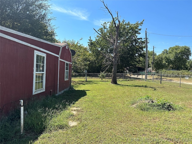 view of yard with an outbuilding