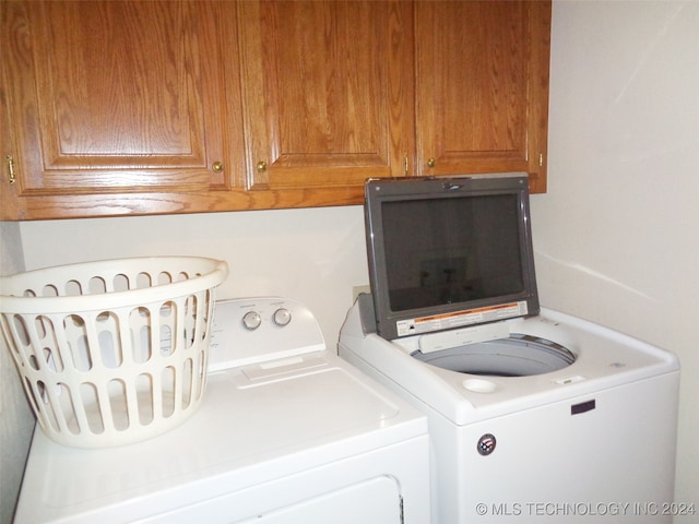 washroom with cabinets and independent washer and dryer