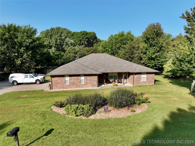 view of front of home featuring a front lawn