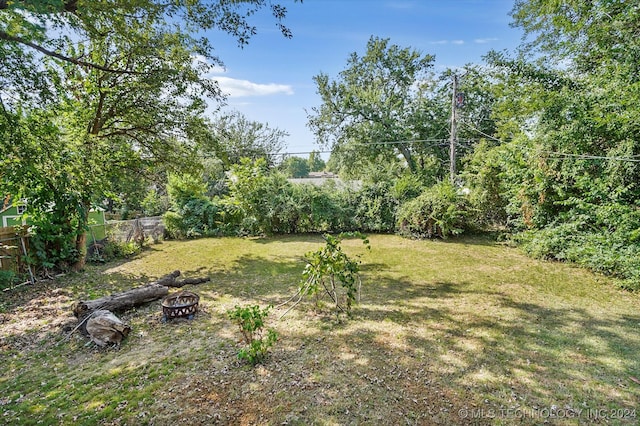 view of yard featuring a fire pit