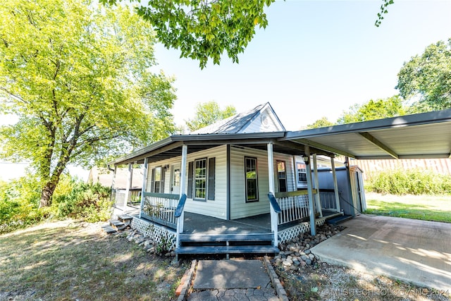 view of front of property featuring a carport and covered porch