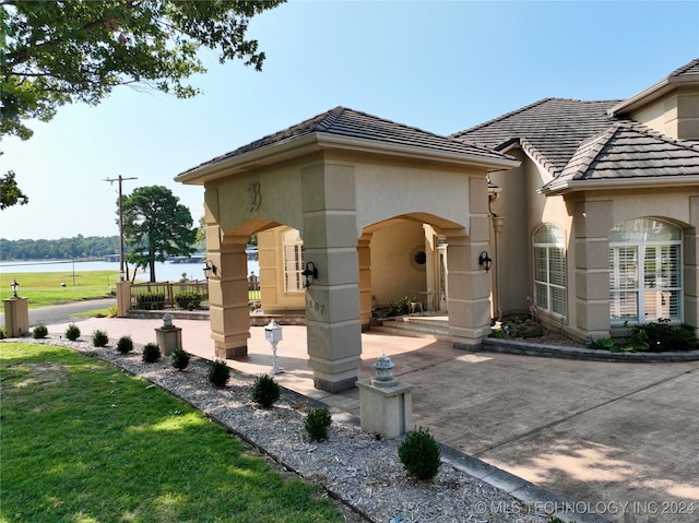 view of front of house featuring a water view and a front yard