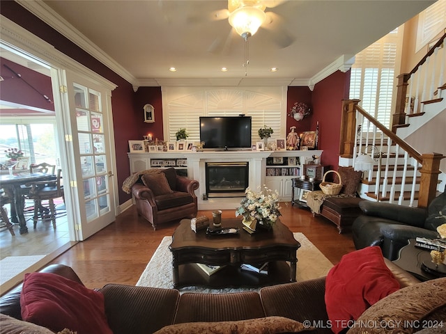 living room with plenty of natural light, ceiling fan, and wood-type flooring