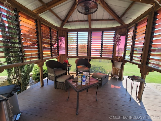 sunroom with vaulted ceiling