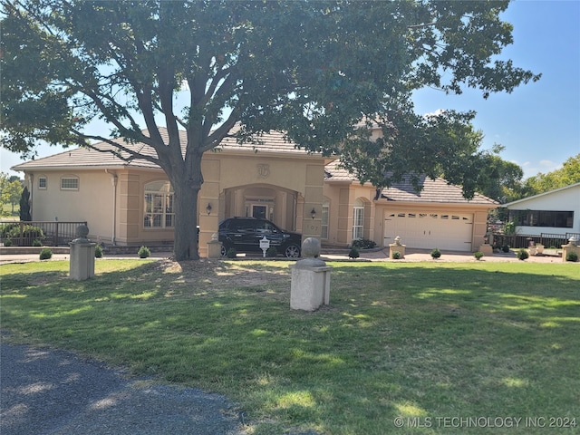 view of front facade featuring a garage and a front yard