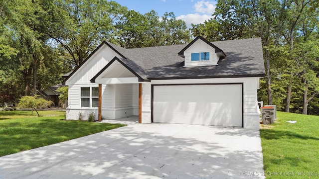 view of front facade with a front yard and a garage