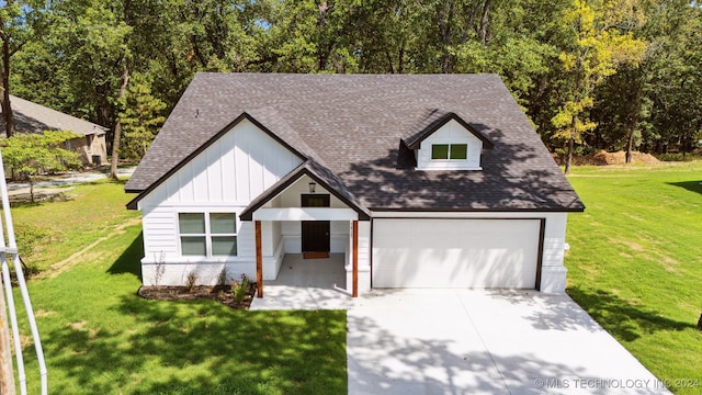 view of front facade featuring a garage and a front yard