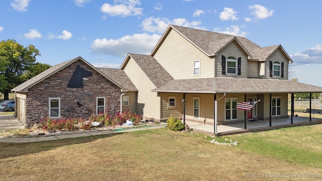 view of front facade featuring a patio and a front yard