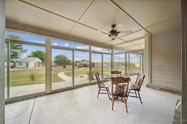 sunroom with ceiling fan