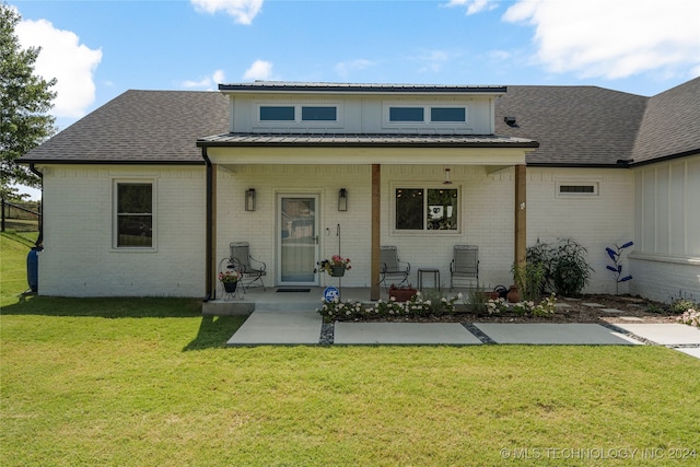 front facade featuring a porch and a front yard