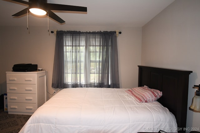 bedroom with ceiling fan