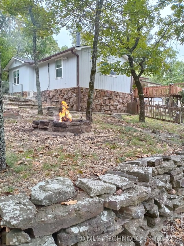 view of yard featuring an outdoor fire pit