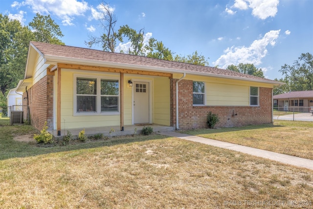 single story home with a front yard