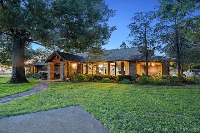 view of front of property featuring a yard