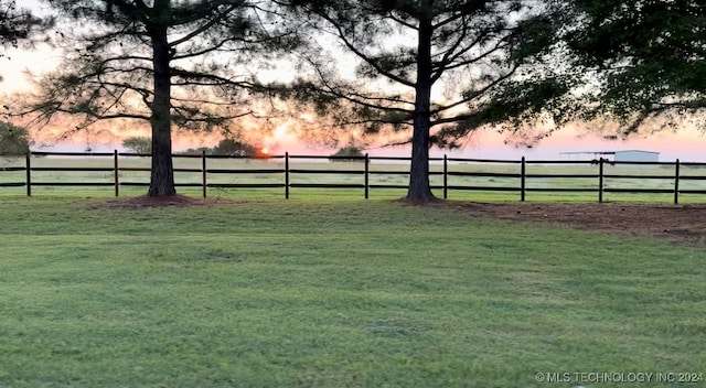 view of yard at dusk