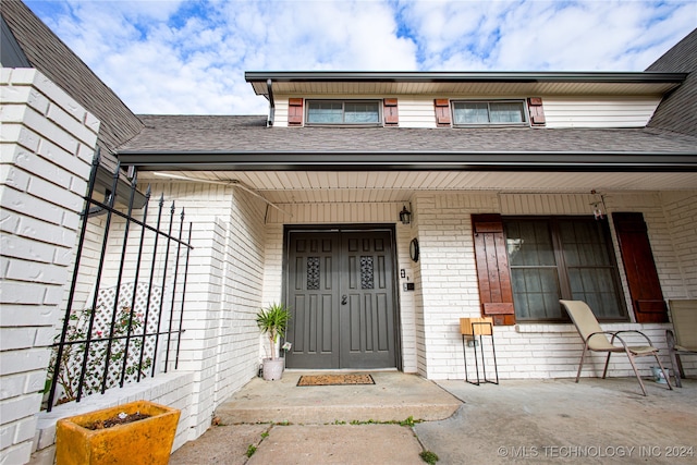 property entrance with covered porch