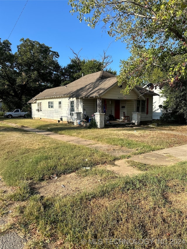 view of front of property with a front lawn