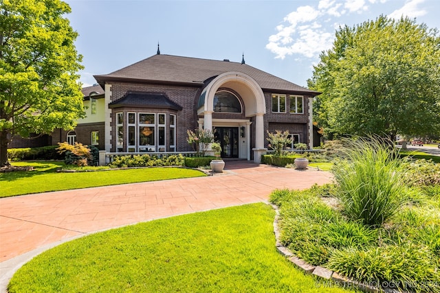 view of front of property featuring a front yard