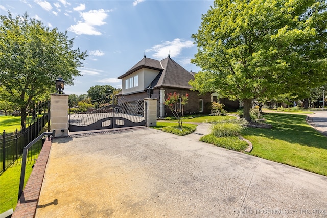 exterior space featuring a front yard