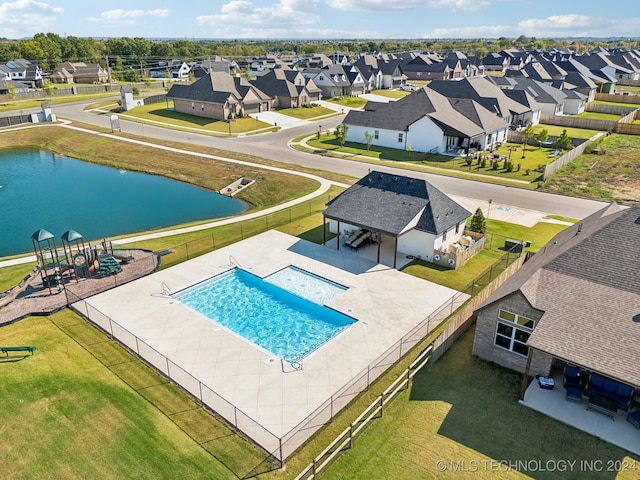 view of swimming pool