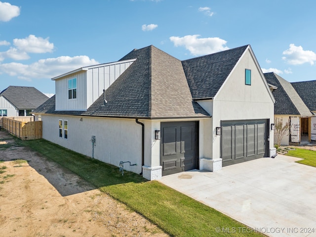 view of front of property featuring a front yard and a garage