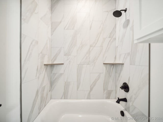 bathroom with tiled shower / bath