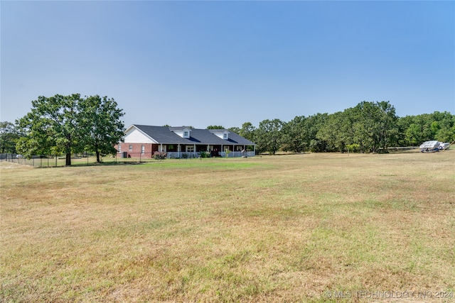 view of yard featuring a rural view