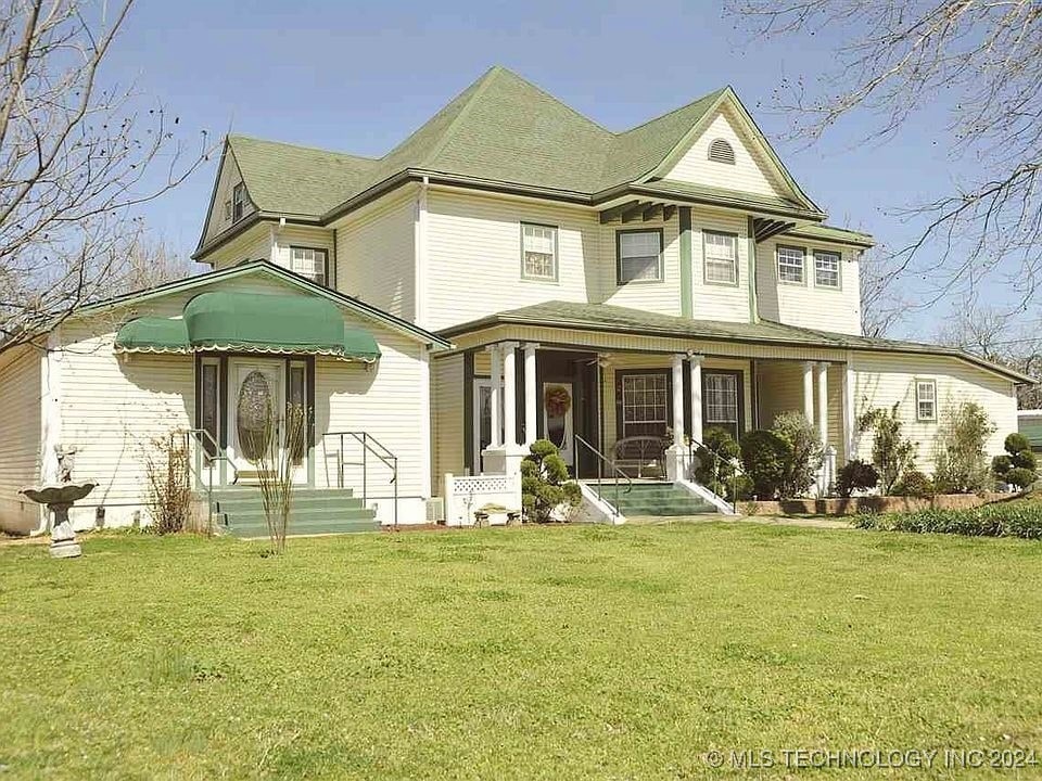 view of front of house with a front yard