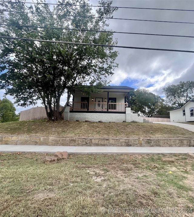 view of front of house featuring a front yard and a porch