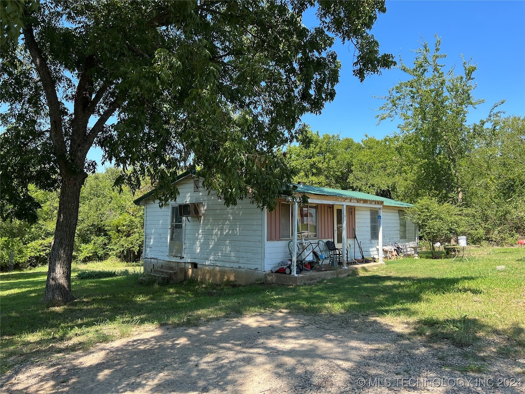 view of front of house featuring a front lawn