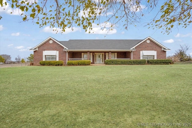 single story home with a front lawn