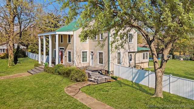 view of front of home featuring a front lawn